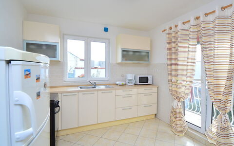 Ena: Cabinetry, Propriété, Bâtiment, Evier, Fenêtre, Comptoir, Robinet, Évier, Design Intérieur, Éclairage