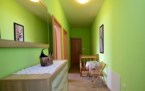 Bili Dvori: Vert, Pièce, Design Intérieur, Propriété, Jaune, Mur, Plafond, Bâtiment, Sol, Maison
