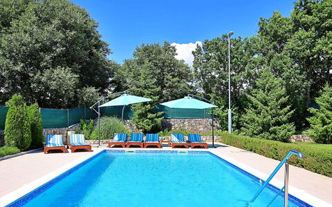 Bili Dvori: L'Eau, Plante, Propriété, Piscine, Meubles, Arbre, Bleu Azur, Ciel, Chaise, Ombre