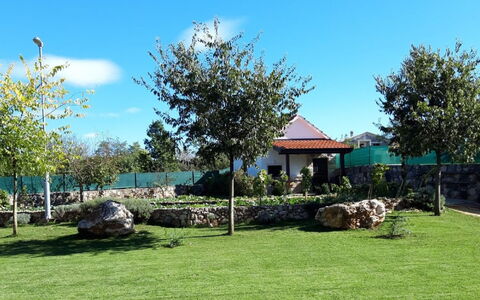 Bili Dvori: Propriété, Domicile, Immobilier, Maison, Herbe, Ciel, Arbre, Lot Terre, Cour, Pelouse