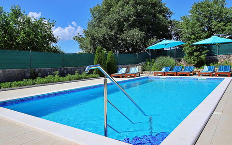 Bili Dvori: L'Eau, Plante, Propriété, Ciel, Meubles, Piscine, Bâtiment, Bleu Azur, Chaise, Arbre