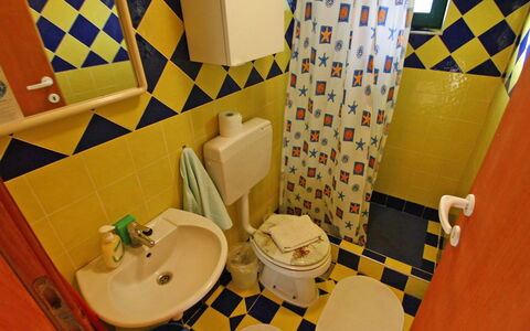 Korčula Prigradica 300: Miroir, Robinet, Évier, Lavabo, Luminaire Plomberie, Propriété, Salle De Bains, Violet, Bleu, Noir