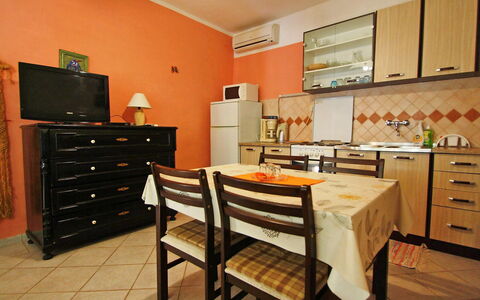 Korčula Prigradica 300: Meubles, Cabinetry, Table, Comptoir, Bâtiment, Chaise, Éclairage, Bois, Design Intérieur, Tiroir