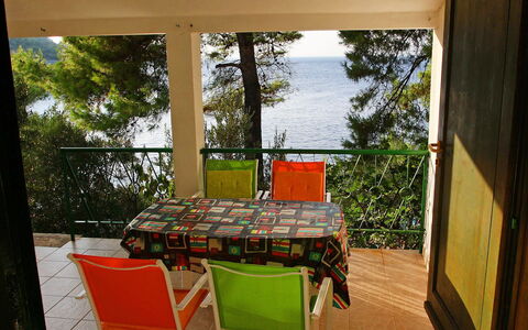 Korčula Prigradica 300: Meubles, Table, Plante, Chaise, Bâtiment, Ombre, Bois, Arbre, Design Intérieur, Tableau De Plein Air