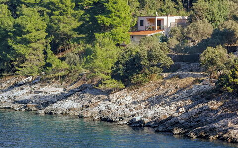 Korčula Prigradica 300: L'Eau, Plante, Ressources En Eau, Fenêtre, Bâtiment, Paysage Naturel, Arbre, Maison, Lac