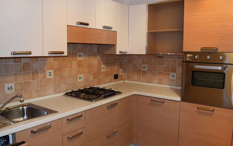 Piazzetta: Marron, Cabinetry, Comptoir, Evier, Meubles, Évier, Bâtiment, Gaz Poele, Appareil De Cuisine, Cuisinière