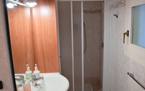 Piazzetta: Marron, Évier, Propriété, Robinet, Luminaire Plomberie, Salle De Bains, Lavabo, Miroir, Bois