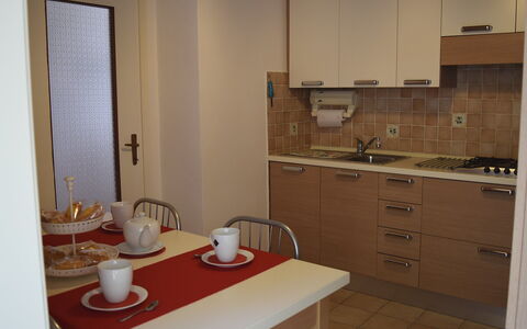 Piazzetta: Bâtiment, Table, Propriété, Cabinetry, Meubles, Evier, Évier, Vaisselle, Robinet, Bois