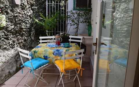 Piazzetta: Table, Meubles, Plante, Chaise, Pot De Fleur, Bleu Azur, Bâtiment, Tableau De Plein Air, Mobilier De Jardin, Design Intérieur