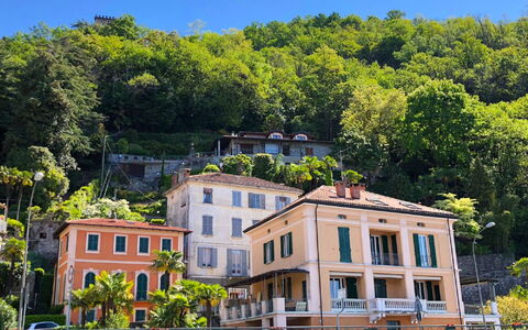 Piazzetta: Ciel, Bâtiment, Plante, Jour, Fenêtre, Vert, Arbre, Design Urbain, Maison, Paysage Naturel
