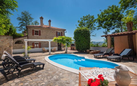 Casale Antica Pietra: L'Eau, Plante, Bâtiment, Propriété, Meubles, Ciel, Bleu Azur, Arbre, Piscine, Ombre