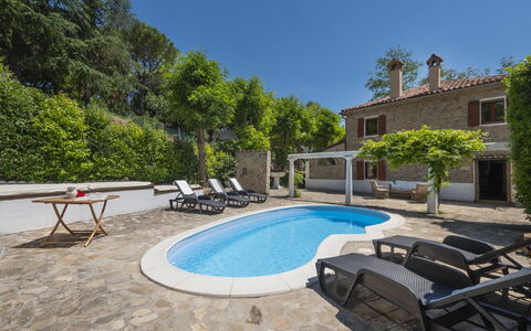 Casale Antica Pietra: L'Eau, Plante, Propriété, Ciel, Piscine, Meubles, Arbre, Mobilier De Jardin, Ombre, Chaise