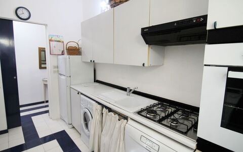 Apt 3: Cabinetry, Evier, Robinet, Évier, Comptoir, Cuisinière, Cuisine, Appareil De Cuisine, Cadre