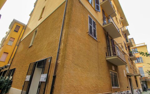 3: Fenêtre, Bâtiment, Condominium, Design Urbain, Plante, Jaune, Bois, Bloc Tour, Bâtiment Commercial, Façade