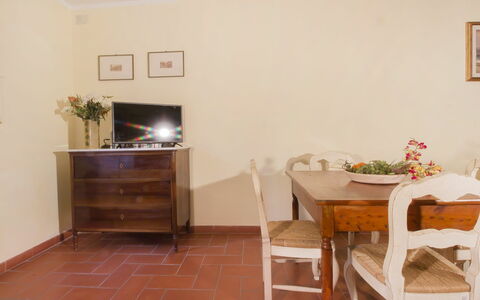 Villa Etrusca: Pièce, Sol, Propriété, Meubles, Bâtiment, Design Intérieur, Maison, Mur, Dur, Table