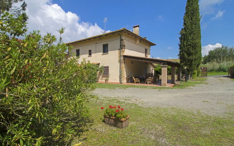 Villa Etrusca: Nuage, Ciel, Plante, Bâtiment, Fenêtre, Pot De Fleur, Arbre, Maison, Lot Terre, Végétation