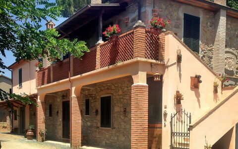 Podere la Quercia: Maison, Propriété, Bâtiment, Domicile, Architecture, Immobilier, Quartier, Façade, Zone Résidentielle, Toit