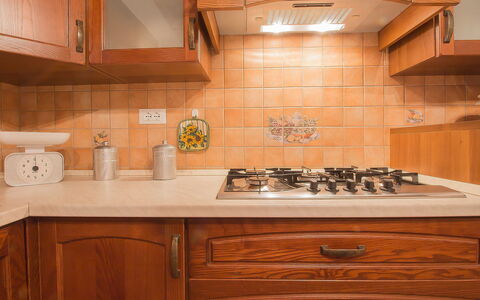 Podere la Quercia: Comptoir, Cabinetry, Pièce, Cuisine, Propriété, Tuile, Meubles, Éclairage, Sol, Tache De Bois