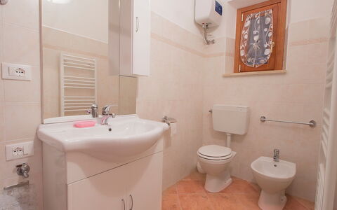 Podere la Quercia: Salle De Bains, Propriété, Pièce, Mur, Luminaire Plomberie, Toilette, Design Intérieur, Architecture, Bidet, Immobilier
