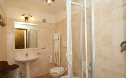 Trasimeno Link: Luminaire Plomberie, Miroir, Propriété, Salle De Bains, Bâtiment, Évier, Robinet, Ventilateur De Plafond, Design Intérieur, Douche