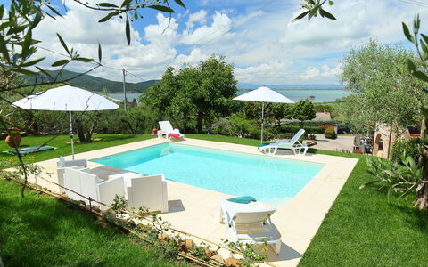 Trasimeno Link: Nuage, Ciel, L'Eau, Plante, Propriété, Bâtiment, Piscine, Bleu Azur, Ombre, Arbre