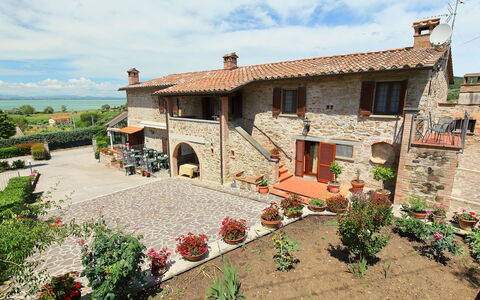 Trasimeno Link: Plante, Nuage, Ciel, Propriété, Fleur, Bâtiment, Fenêtre, Maison, Lot Terre, Arbre
