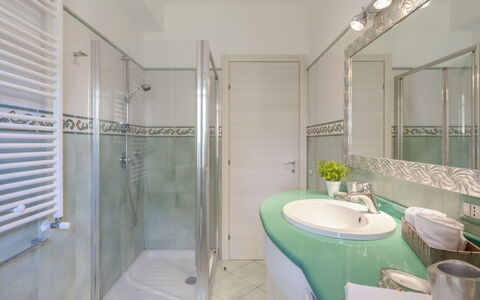 Jancaliva: Miroir, Robinet, Luminaire Plomberie, Évier, Tete De Douche, Propriété, Bâtiment, Vert, Salle De Bains, Douche