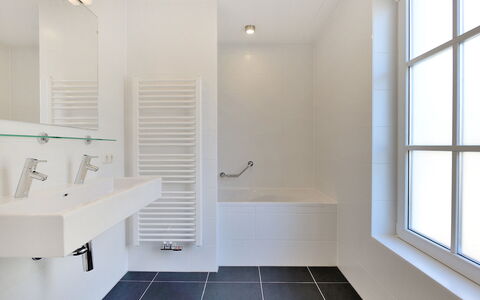 Noordwijk 810: Propriété, Luminaire Plomberie, Fenêtre, Bâtiment, Salle De Bains, Robinet, Bois, Éclairage, Design Intérieur