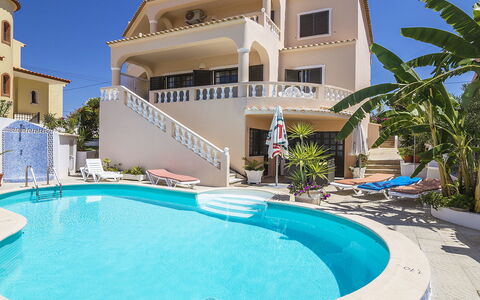 Villa Quinta Do Sol: Ciel, L'Eau, Propriété, Bâtiment, Piscine, Plante, Fenêtre, Bleu Azur, Bleu, Ombre