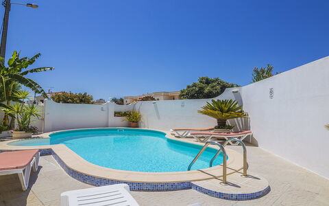 Villa Quinta Do Sol: L'Eau, Ciel, Piscine, Plante, Bleu Azur, Bâtiment, Ombre, Mobilier De Jardin, Architecture, Arbre