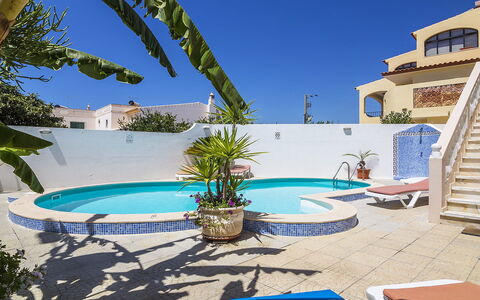 Villa Quinta Do Sol: L'Eau, Propriété, Ciel, Bâtiment, Plante, Bleu, Bleu Azur, Piscine, Ombre, Mobilier De Jardin