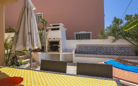 Villa Quinta Do Sol: Plante, Propriété, Ombre, Éclairage, Architecture, Jaune, Bâtiment, Design Urbain, Mobilier De Jardin, Mur
