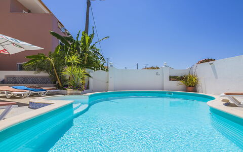 Villa Quinta Do Sol: L'Eau, Ciel, Propriété, Bâtiment, Piscine, Plante, Bleu, Bleu Azur, Ombre, Mobilier De Jardin