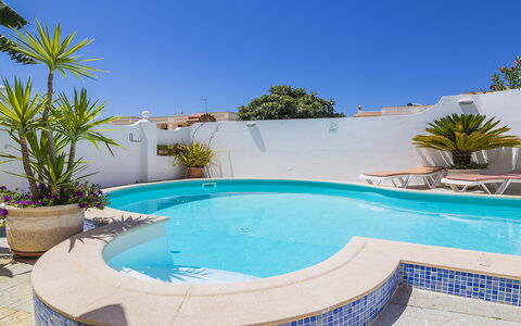 Villa Quinta Do Sol: L'Eau, Ciel, Plante, Propriété, Piscine, Bleu Azur, Bâtiment, Arbre, Ombre, Loisir