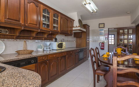 Villa Quinta Do Sol: Cabinetry, Meubles, Comptoir, Bois, Cuisine, Éclairage, Tiroir, Architecture, Sol, Design Intérieur