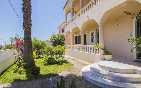 Villa Quinta Do Sol: Plante, Bâtiment, Propriété, Ciel, Bleu Azur, Arecales, Design Urbain, Fenêtre, Ombre, Zone Résidentielle