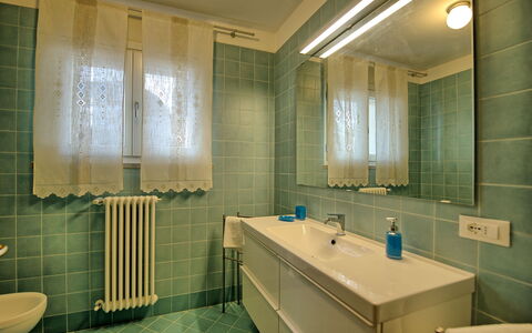 Villa Gaville: Salle De Bains, Pièce, Propriété, Design Intérieur, Armoire De Toilette, Tuile, Accessoire Salle De Bain, Éclairage, Bâtiment, Luminaire Plomberie