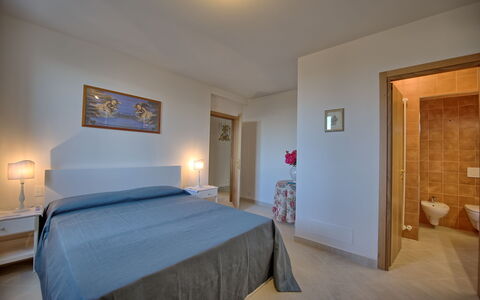 Villa Gaville: Chambre, Lit, Pièce, Meubles, Propriété, Drap De Lit, Cadre De Lit, Design Intérieur, Sol, Plafond