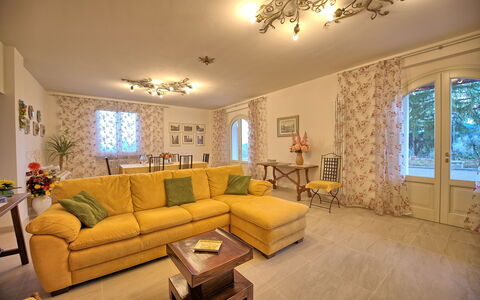 Villa Gaville: Salon, Pièce, Propriété, Meubles, Design Intérieur, Bâtiment, Jaune, Immobilier, Maison, Plafond