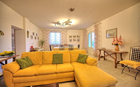 Villa Gaville: Salon, Meubles, Pièce, Propriété, Jaune, Design Intérieur, Canapé, Bâtiment, Maison, Domicile