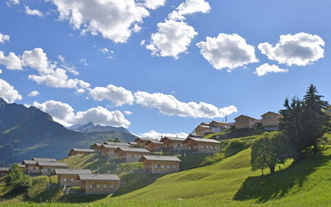 Maiensäss Superior: Nuage, Ciel, Propriété, Montagne, Plante, Écorégion, Paysage Naturel, Bleu Azur, Environnement Naturel, Maison