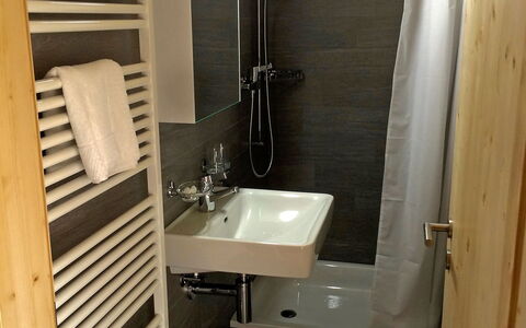 Maiensäss Superior: Marron, Robinet, Miroir, Luminaire Plomberie, Lavabo, Évier, Propriété, Salle De Bains, Bois, Design Intérieur