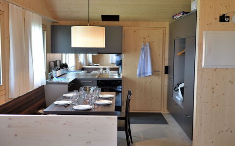 Maiensäss Superior: Cabinetry, Meubles, Comptoir, Bâtiment, Table, Réfrigérateur, Chaise, Appareil De Cuisine, Cuisine, Bois
