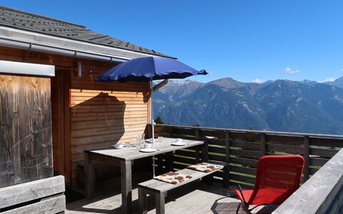 Maiensäss Superior: Ciel, Propriété, Montagne, Table, Ombre, Bois, Bâtiment, Mobilier De Jardin, Paysage, Loisir