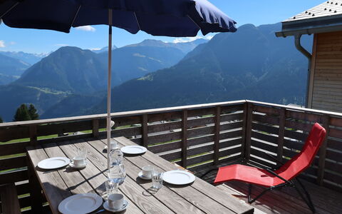 Maiensäss Superior: Ciel, Meubles, Propriété, Table, Blanc, Lumière, Montagne, Ombre, Chaise, Mobilier De Jardin