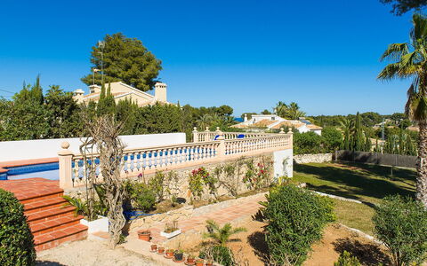 Cala Vista: Plante, Ciel, Communauté Des Plantes, Arbre, Bâtiment, Lot Terre, Végétation, Herbe, Paysage, Loisir