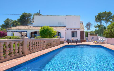 Cala Vista: L'Eau, Ciel, Plante, Bâtiment, Propriété, Piscine, Bleu Azur, Arbre, Plan D'Eau, Architecture