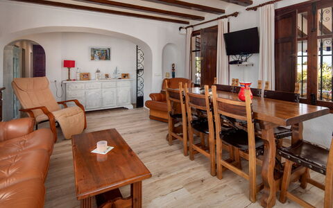 Cala Vista: Table, Meubles, Cadre, Bois, Canapé, Éclairage, Sol, Salon, Design Intérieur, Sol