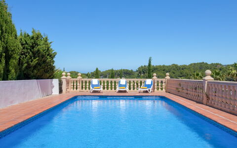 Cala Vista: L'Eau, Ciel, Jour, Propriété, Piscine, Plante, La Nature, Bleu Azur, Bleu, Bâtiment
