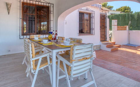 Cala Vista: Bâtiment, Table, Chaise, Bois, Fenêtre, Design Intérieur, Maison, Mobilier De Jardin, Arbre, Sol